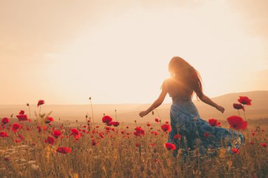 Bahar alanında genç güzel kadın