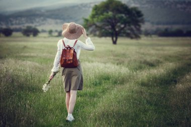 Masal güzel sahne genç Kızıl saçlı Gezgin.