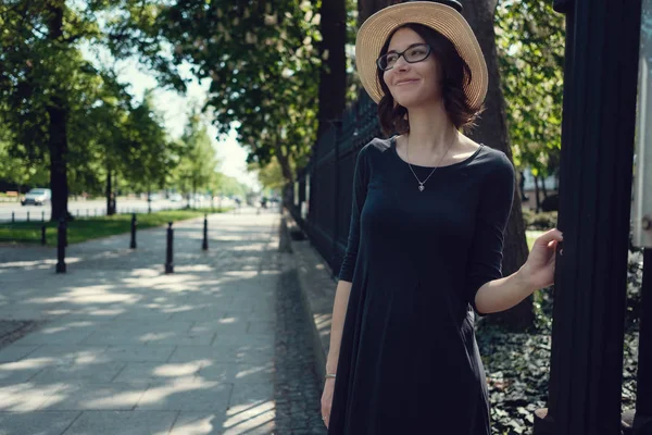 Jeune belle femme enceinte en promenade à Varsovie — Photo