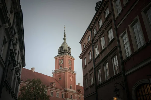 Blick von der Gasse auf den alten Turm. — Stockfoto