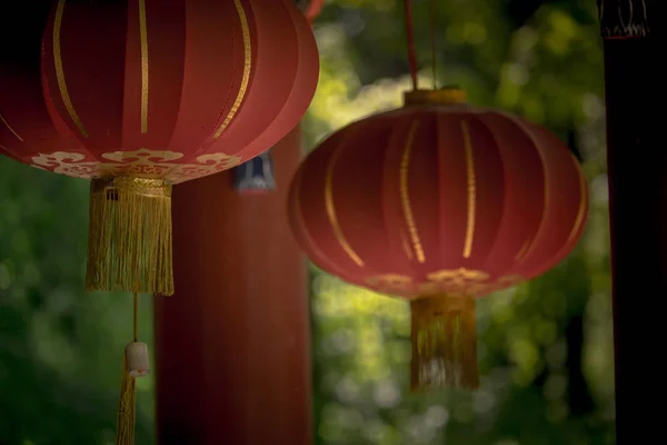 Lanternes chinoises dans le parc — Photo