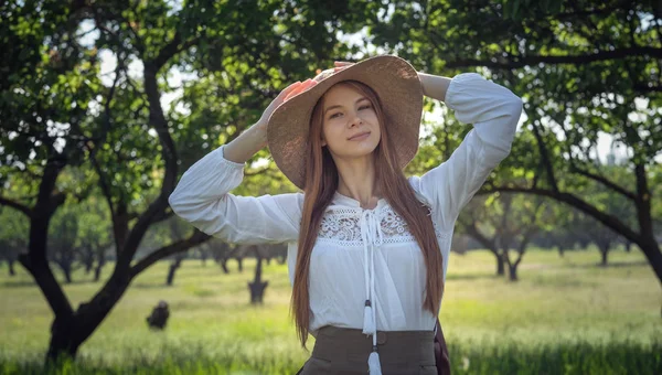 Mulher viajante com mochila e chapéu andando — Fotografia de Stock