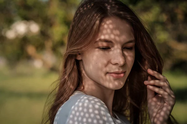 Retrato de uma jovem encantadora ao ar livre . — Fotografia de Stock