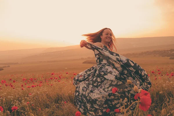 Giovane bella donna nel campo primaverile — Foto Stock