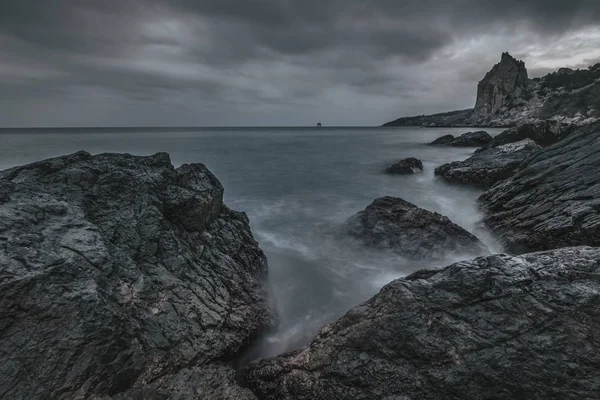 Gün batımında denize. fırtına. deniz manzarası. — Stok fotoğraf