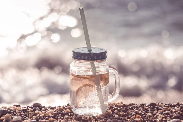 Mojito en playa de arena de verano . — Foto de Stock