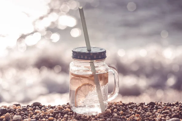 Mojito en playa de arena de verano . —  Fotos de Stock