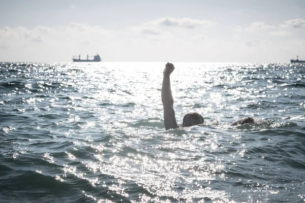 Jednej strony utonięcia mężczyzny w morze z prośbą o pomoc — Zdjęcie stockowe