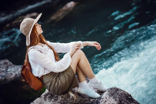 Una hermosa joven cerca del río en el bosque . — Foto de Stock