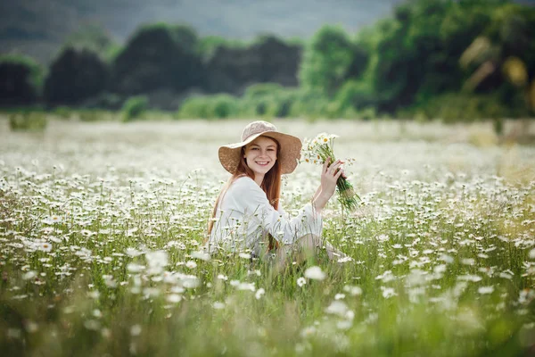 Unga rödhårig resenär i sagolik vacker natur. — Stockfoto