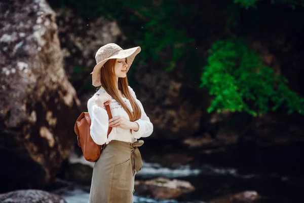 Una hermosa joven cerca del río en el bosque . — Foto de Stock