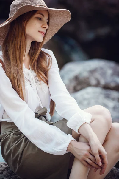 Una hermosa joven cerca del río en el bosque . —  Fotos de Stock