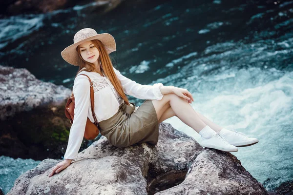 숲에서 강 근처 아름 다운 젊은 여자. — 스톡 사진