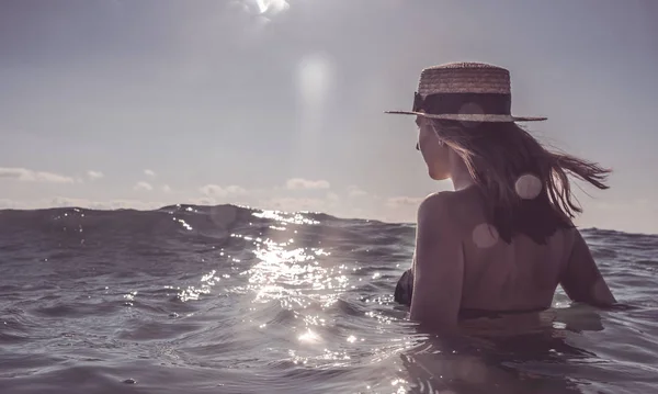 Piękna młoda kobieta w bikini na słonecznej plaży tropikalny relaks w wodzie — Zdjęcie stockowe