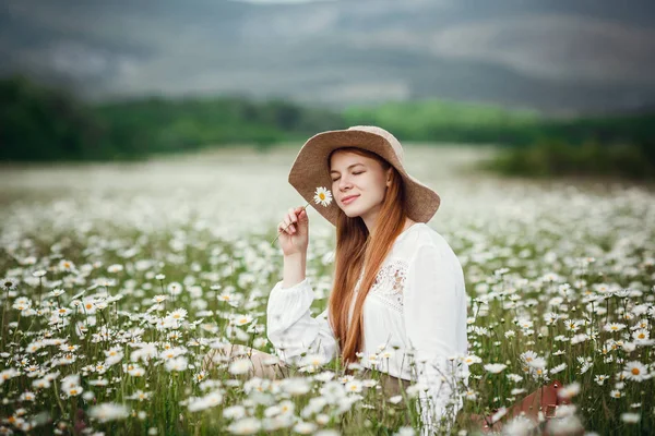 Jonge roodharige reiziger in sprookjesachtige mooie landschap. — Stockfoto