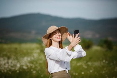 cep telefonu açık, kullanan kadın