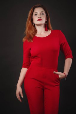 gülümseyen kadın portre. Kırmızı tulum giyen kız.