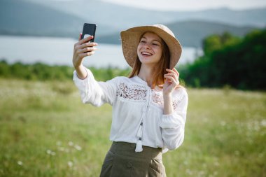 cep telefonu açık, kullanan kadın