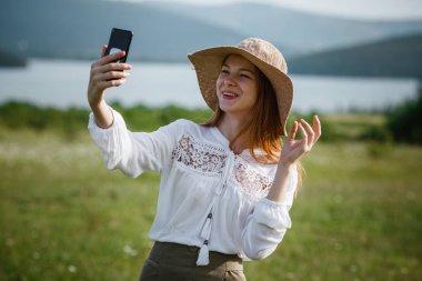 cep telefonu açık, kullanan kadın