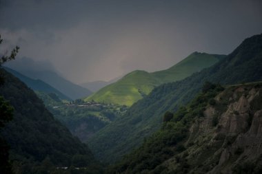 Beyaz dağ ve vadi, Gudauri, Gürcistan