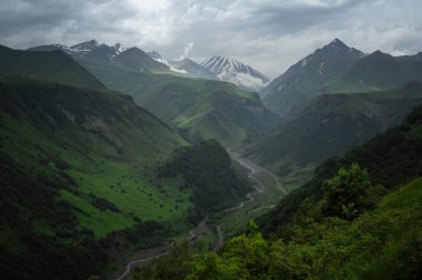 Beyaz dağ ve vadi, Gudauri, Gürcistan