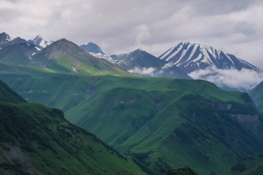 Beyaz dağ ve vadi, Gudauri, Gürcistan