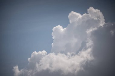 Bulut ve gökyüzü mavi veya masmavi gökyüzü.