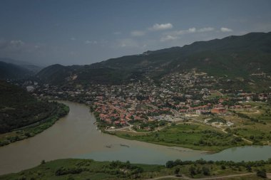 Eski şehir Mtsheta ve nehirleri Kura ve Aragvi izdiham havadan görünümü