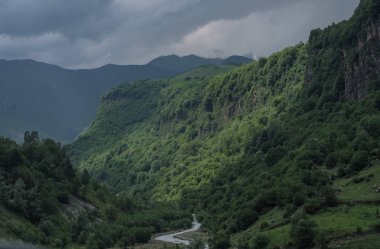 Beyaz dağ ve vadi, Gudauri, Gürcistan