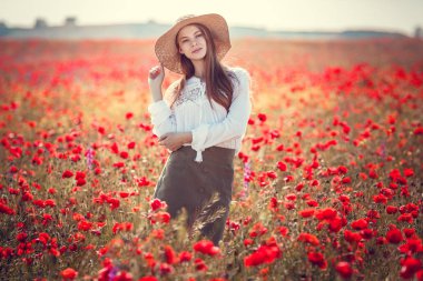 Yürüyüş ve haşhaş bir alanda dans genç güzel kadın