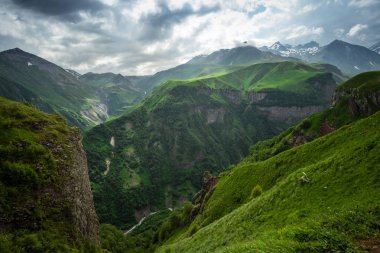 Beyaz dağ ve vadi, Gudauri, Gürcistan