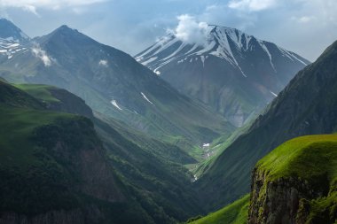 Beyaz dağ ve vadi, Gudauri, Gürcistan