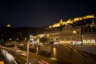 Tiflis eski şehir gece görünümü.