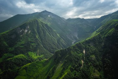 Beyaz dağ ve vadi, Gudauri, Gürcistan