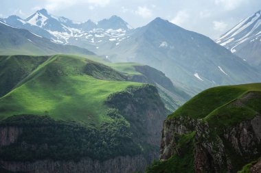 Beyaz dağ ve vadi, Gudauri, Gürcistan