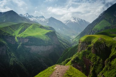 Beyaz dağ ve vadi, Gudauri, Gürcistan