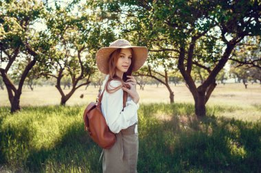 Hasır Şapkalı genç kız yeşil çayırlar seyahat