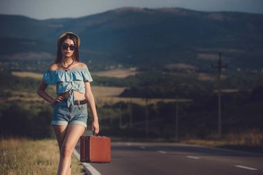 Kadınlar bir yolda bir araba arıyor