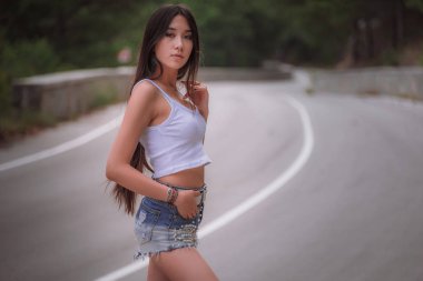 Güzel ve genç birbayan dağlık bir alan yoluyla seyahat.