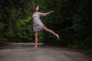 Kadınlar bir yolda bir araba yağıyor. Arabayla karıştırıyorum. Açık havada tatil..