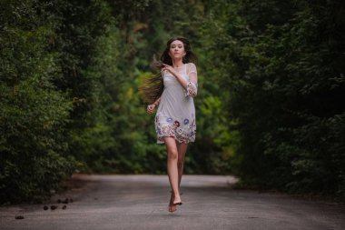 Kadınlar bir yolda bir araba yağıyor. Arabayla karıştırıyorum. Açık havada tatil..