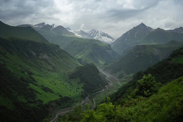 Beyaz dağ ve vadi, Gudauri, Gürcistan — Stok fotoğraf