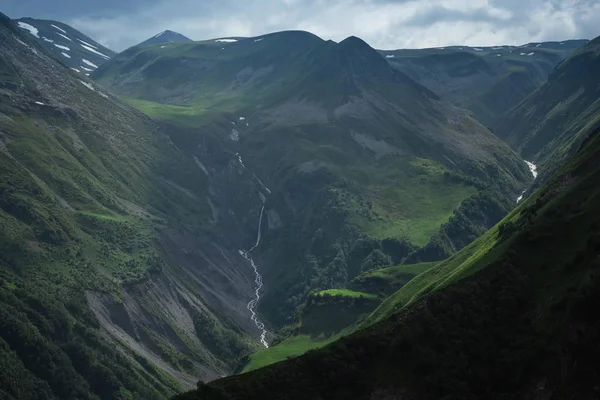 Beyaz dağ ve vadi, Gudauri, Gürcistan — Stok fotoğraf