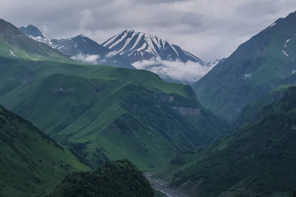 Catene montuose e valli caucasiche a Gudauri, Georgia — Foto Stock