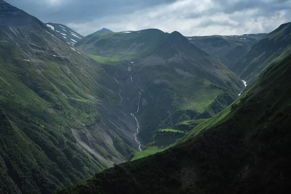 Beyaz dağ ve vadi, Gudauri, Gürcistan — Stok fotoğraf