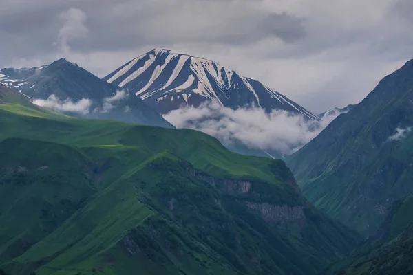 Kaukasische bergketens en valleien in Doebai (Georgia) — Stockfoto
