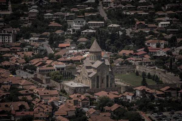 Luchtfoto op oude stad Mtscheta en de samenvloeiing van de rivieren de Kura en Aragvi — Stockfoto