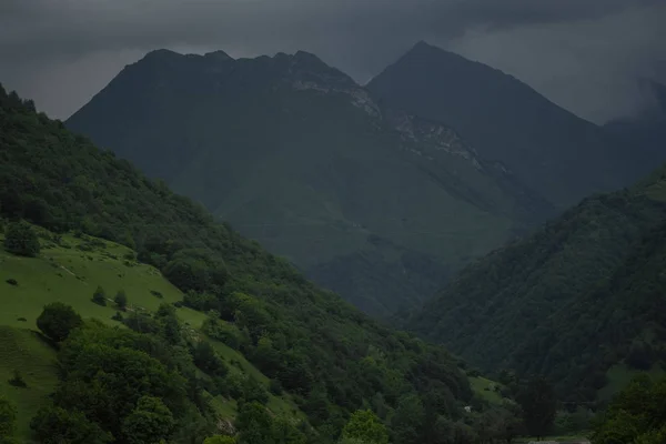 Cordilheiras e vales caucasianos em Gudauri, Geórgia — Fotografia de Stock