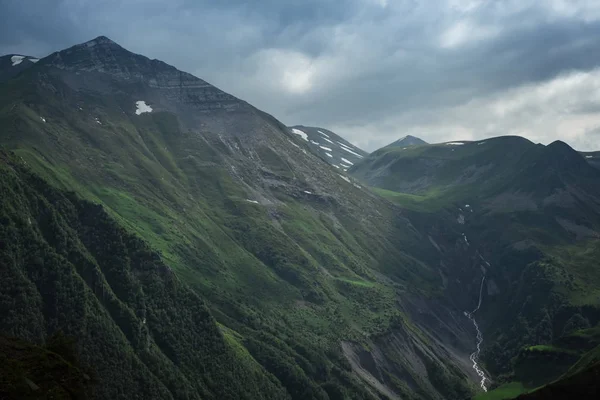 Beyaz dağ ve vadi, Gudauri, Gürcistan — Stok fotoğraf