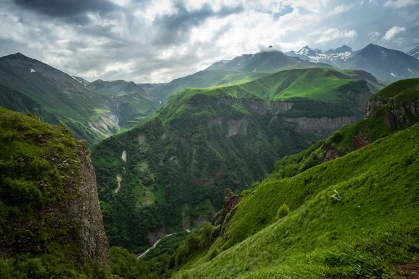 Catene montuose e valli caucasiche a Gudauri, Georgia — Foto Stock